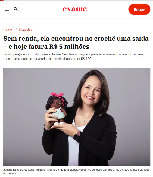Juliana Sanches segurando uma boneca de crochê em matéria publicada pela Exame